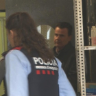 Captura d'un frame de vídeo amb un pla obert de l'acusat, custodiat pels Mossos, a punt d'entrar al vehicle policial, el 16 de març del 2016