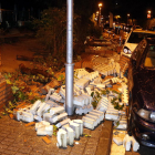 Plano general del muro de un hotel de la calle Murillo de Salou que ha caído sobre algunos vehículos como consecuencia de las fuertes lluvias en el municipio la noche del 31 de agosto del 2017