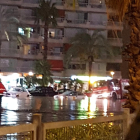 Imatges de carrers inundats a causa de la tempesta d'aquest dijous.