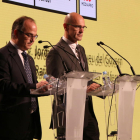 Los consellers Raül Romeva y Jordi Turull en rueda de prensa en el Centro Internacional de Prensa, el 1 de octubre de 2017.