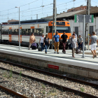 Los pasajeros bajante del tren previsto de llegar a Tortosa a las 17.25 horas en el andén de la estación.