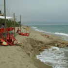 El desnivel de arena, de más de un metro, es lo único que separa el chiringuito del mar.