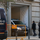 Un furgón policial trasladando al Supremo dos de los consellers encarcelados, a Jordi Sànchez o Jordi Cuixart, este 1 de diciembre.