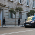 Un furgó de la policia espanyola traslladant al Suprem dos dels consellers empresonats, Jordi Sànchez o Jordi Cuixart, aquest 1 de desembre.