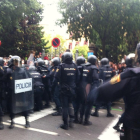 La Policia Nacional actuant davant l'institut Ramon Llull de Barcelona.