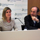 La presidenta del Consell d'Administració de l'Hospital Sant Joan de Reus, Noemí Llauradó, i el director general del centre, Jordi Colomer, durant una roda de premsa.