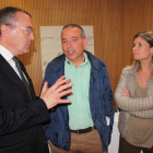 El nuevo director del Hospital Sant Joan de Reus, Òscar Ros, conversando con el alcalde de Reus, Carles Pellicer, y la presidenta del Grup Salut Reus, Noemí Llauradó.