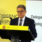 El delegat del govern espanyol a Catalunya, Enric Millo, durant la roda de premsa que ha ofert a les nou del matí d'aquest 1 d'Octubre, a la delegació del govern a Barcelona. Pla mig llarg.