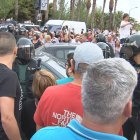 Centenares de personas delante de los antidisturbios de la Guardia Civil en la Ràpita.