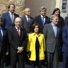 Foto de família de representants de Tarragona i del govern espanyol, amb la vicepresidenta Soraya Sáenz de Santamaría i els ministres Montoro i Méndez de Vigo, en l'acte pel conveni dels Jocs Mediterranis. Imatge del 25 d'abril de 2017 (horitzontal)
