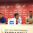 D'esquerra a dreta, Emilio Viqueira, Josep Maria Andreu i Manolo Martínez, a la sala de premsa del Nou Estadi.