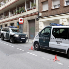 Vehículos policiales de la Guardia Civil en la calle del barrio de Sarrià donde tiene el domicilio el exteniente de alcalde de Barcelona, Antoni Vives.