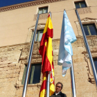 Pla obert de l'alcalde de Torredembarra, Eduard Rovira, després de penjar la bandera espanyola i, a sota, la senyera. Imatge del 4 de gener del 2017