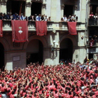 La Colla Vella dels Xiquets de Valls celebrant el 2 de 9 a la plaça del Blat, per Sant Joan de l'any passat.