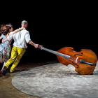 Imatge de l'espectacle 'Amigoo', de Mumusic Circus, en una escena divertida on un home i una dona dansen, agafats a un violoncel