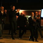 Romero, Mundó, Rull y Turull con las manos arriba|en el aire agradeciendo el apoyo|soporte en el momento salir de la prisión d'Estremera.