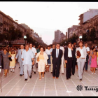 El alcalde Recasens, en 1983 con los concejales Sabaté y Ballesteros, inaugura el nuevo pavimento.