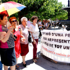 Un grup de dones de Batea davant una pancarta crítica amb la proposta de l'alcalde de marxar a l'Aragó.