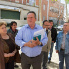 Alfonso Berbel i membres de la Plataforma Salvem la Sedera, davant l'immoble de l'antiga fàbrica.