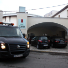 Pla general d'un vehicle de transport judicial sortint del tanatori municipal de Tortosa, al nucli de Jesús, el 20 de març del 2016