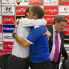 Natxo González se abraza con el director deportivo, Sergi Parés, después de hacerlo también con el presidente del club, Xavier Llastarri.