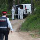 Pla general de la policia científica equipant-se per accedir al lloc on s'ha trobat un cos calcinat al costat del Pantà de Foix. En primer pla, un agent dels Mossos d'Esquadra. Imatge del 5 de maig de 2017