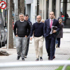 El exsecretario de organización y acción electoral de PxC, David Parada (centro), llegando a los juzgados de Reus con su abogado y otros miembros del partido.