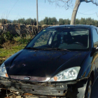 El vehículo implicado en el accidente sin el parachoques, que ha caído al lugar del accidente.