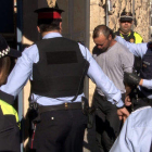 Entrada del detingut per la mort d'una prostituta de 47 anys a Valls, emmanillat, a cara descoberta i el cap acotxat, als jutjats de Valls el 26 d'abril de 2016.