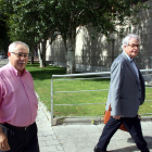 L'exalcalde de Reus Lluís Miquel Pérez (esquerra), arribant als jutjats acompanyat del seu advocat.