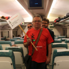 El portaveu de Trens Dignes, Josep Casadó, en un dels vagons de l'Euromed, durant la reivindicació d'aquest dimecres.
