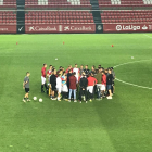 Reunión en el centro del campo entre los jugadores del Nàstic y el personal del club en el momento de la suspensión.