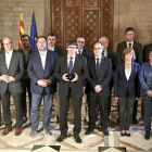 El presidente Puigdemont, acompañado por el gobierno catalán al completo.