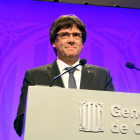 El presidente, Carles Puigdemont, antes de empezar la rueda de prensa en el Palau de la Generalitat.