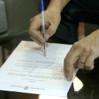 Pla detall del decret de suport al referèndum de l'1-O en el moment en què el signa l'alcalde d'Igualada, Marc Castells