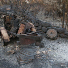 Pla detall d'una màquina agrícola cremada en una de les finques ubicada entre els termes municipals de Flix i Bovera.