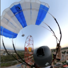 Imatge del salt en paracaigudes de George King a PortAventura.