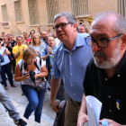 El alcalde de Roquetes, Paco Gas, accediendo al juzgado de Tortosa acompañado de su abogado, Javier Faura.