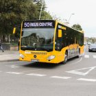 Un dels autobusos que ahir ja traslladava passatgers realitzant la Línia 50.