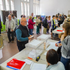 Imagen de las mesas electorales y de algunos votantes en Tarragona.