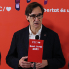 El líder del PSC, Salvador Illa, haciendo declaraciones a los medios el día de Sant Jordi.