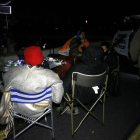 Imagen de gente cenando en medio del AP-7 en la Jonquera