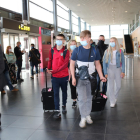 Un grupo de viajeros irlandeses llegan a la terminal del aeropuerto de Reus.