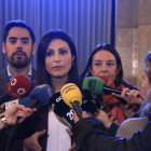 Plano medio de la líder de Ciutadans, Lorena Roldán, atendiendo los medios en el Parlament.