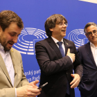 Plano conjunto de Toni Comín, Carles Puigdemont y Ramon Tremosa antes de atender los medios en la Eurocámara.
