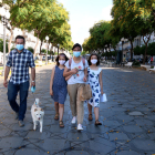 Una família duent les mascaretes a la rambla de Tarragona, en el primer dia sense obligatorietat de dur mascaretes.