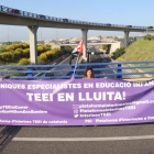 Una de las pancartas de los profesores manifestantes en la protesta en la T-11, en Tarragona.