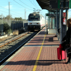 Una viatgera esperant a l'andana de l'estació de l'Aldea-Tortosa-Amposta un dels Talgo que ha arribat amb retard.