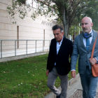 El expropietario de Reserva de la Tierra, Felipe Francisco G. (izquierda), a la salida de los juzgados de Reus, acompañado por su abogado.