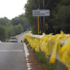 Imagen de valla de la carretera en dirección a Mas Enric adornada con lazos amarillos.